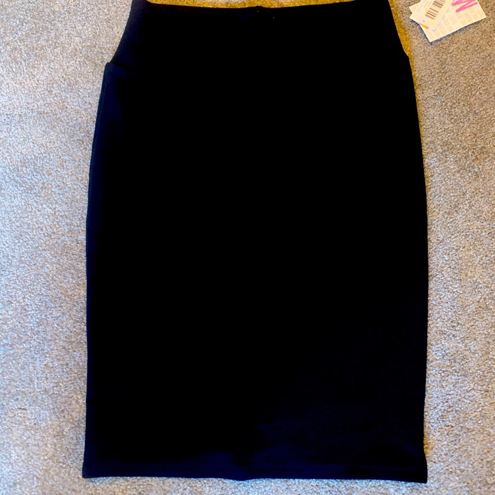 LuLaRoe Solid Black Medium Cassie. NWT